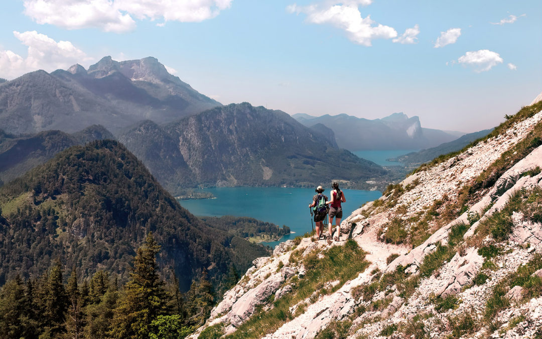 two-woman-on-hike